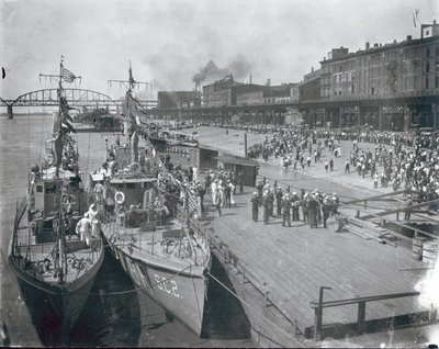 Foule sur le quai saluant la flottille anti-sous-marine de la marine américaine lors d